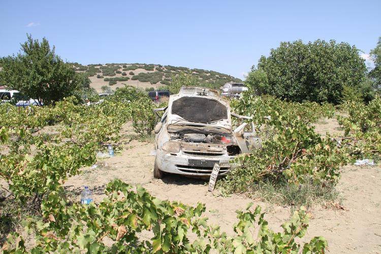 Konya plakalı otomobil tarlaya devrildi! Aynı aileden 5 kişi yaralandı 1